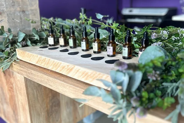 Duftbar mit Ölfläschchen und Eukalyptus bei einem Firmen-Event