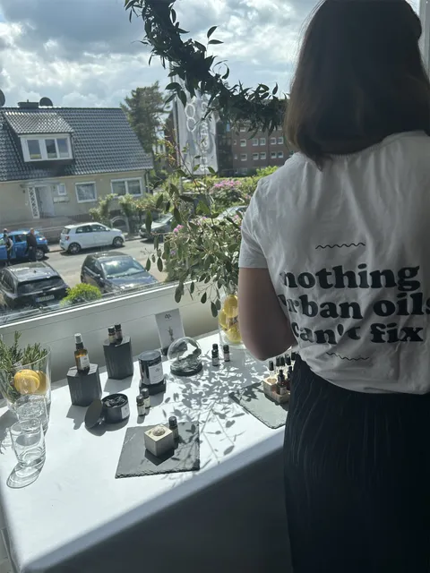 Shirt mit dem Spruch „nothing an oil can't fix“ an der Duftbar