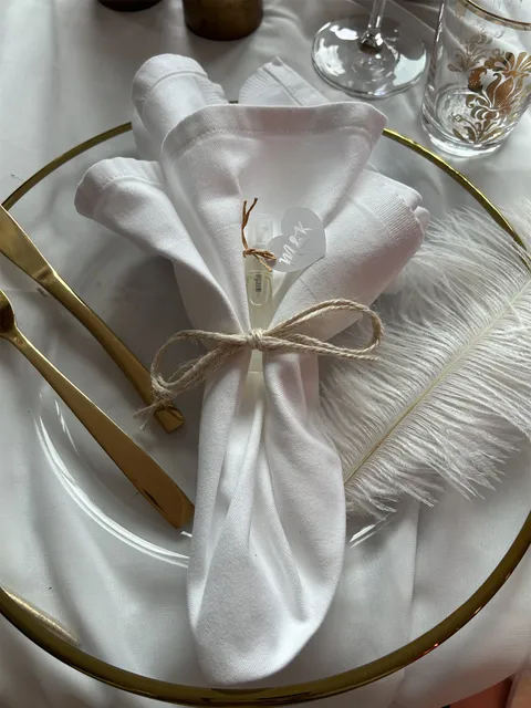 Festlich gedeckter Tisch mit Duft-Detail an der Serviette