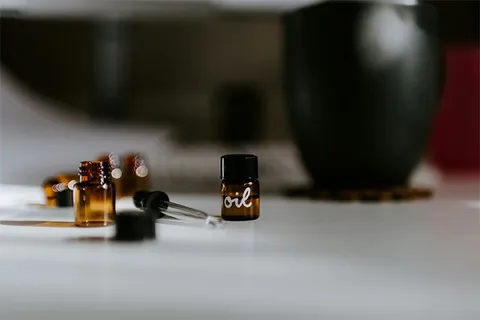 Ölfläschchen und Pipetten auf einem Workshop-Tisch